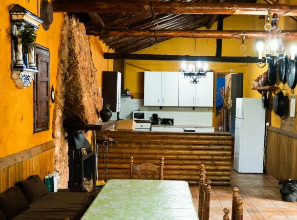 Salón campero con chimenea